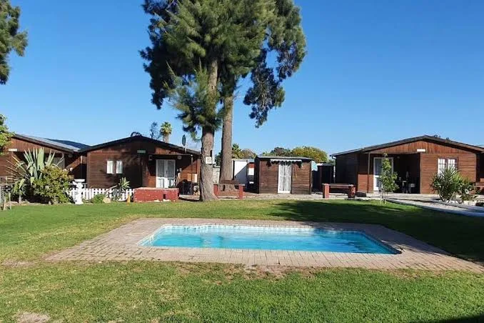 Garden, pool and accommodation buildings at Hopefield Garden Lodge
